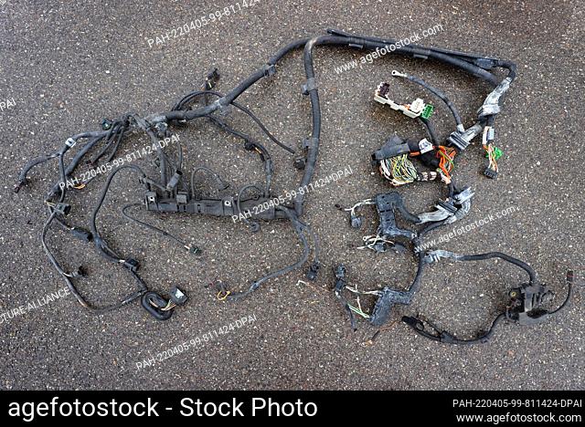ILLUSTRATION - 30 March 2022, Bavaria, Kaufbeuren: A used engine wiring harness for a BMW E90 series. Photo: Karl-Josef Hildenbrand/dpa