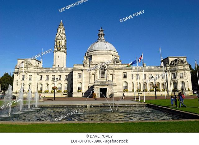 Wales, Cardiff, Cardiff, City Hall in Cardiff, a magnificent Edwardian building in the English Renaissance style completed in 1904