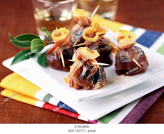 Bite-size prunes and grilled ham