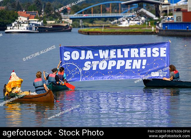 18 August 2023, Saxony-Anhalt, Haldensleben: Activists from ""Aktion Agrar"" stretched a banner over canoes on the Mittelland Canal in the Haldensleben inland...