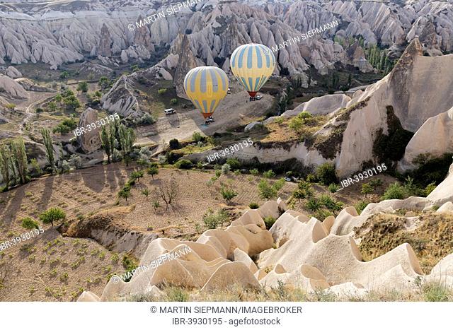 Hot air balloons, tufa formations, Göreme National Park, Cappadocia, Central Anatolia Region, Anatolia, Turkey
