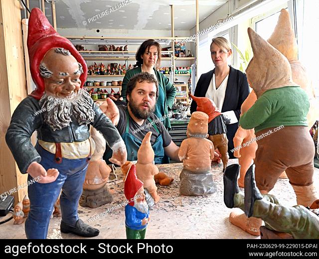 29 June 2023, Thuringia, Geratal: Tina Beer (Die Linke, r), Secretary of State for Culture in Thuringia, visits Sven Berrar (l) and Helma Ortmann (M) at the...