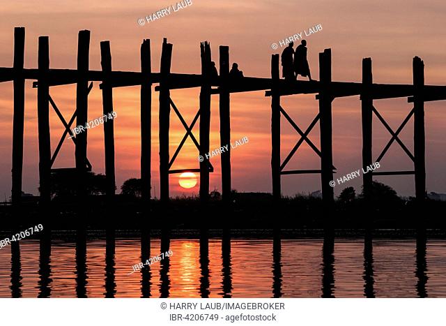 Two monks walking on the U Bein Bridge, Taungthaman Lake, backlight, evening light, sunset, Amarapurna, Divison Mandalay, Myanmar