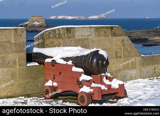 Europe, France, Brittany, Ille et Vilaine, Saint Malo, from the ramparts, in winter. Cannons protect the city
