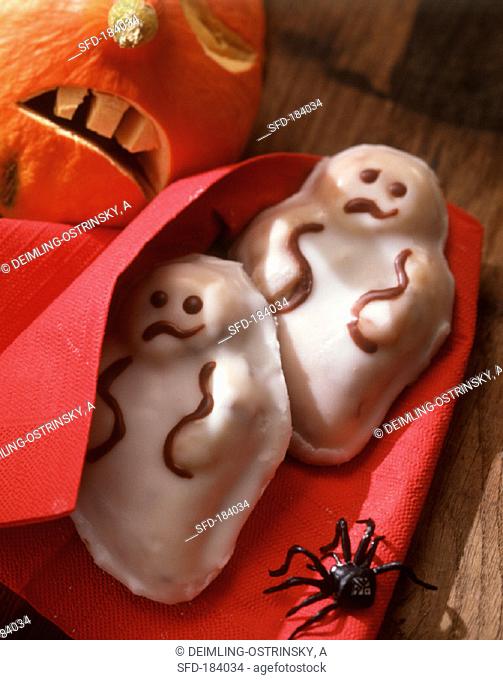 Chocolate ghost cakes (sponge cake with glacé icing)