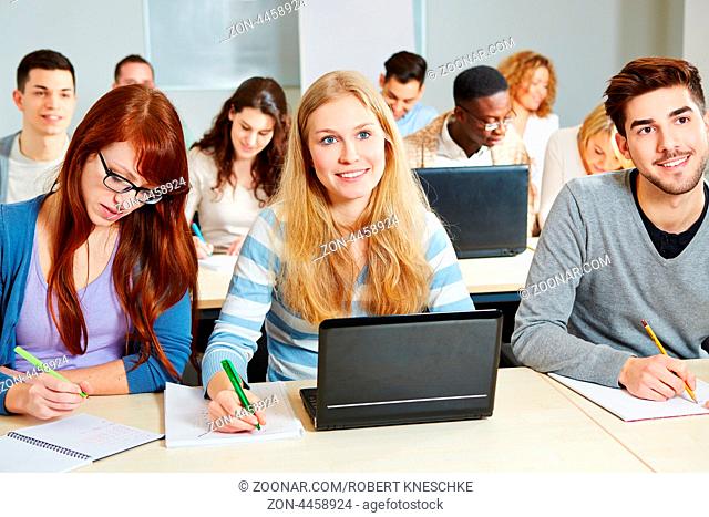 Studenten lernen im Seminar mit Computer an der Universität