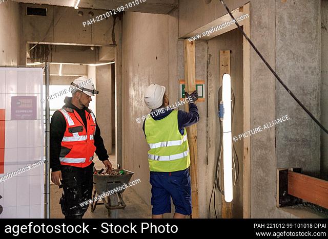 12 October 2022, Berlin: Craftsmen work on the construction site on the 31st floor of Edge East Side Berlin before the topping-out ceremony
