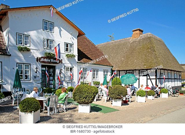 Houses with thatched roofs in Sieseby on the Schlei Inlet, Schlie Krog, Restaurant, Cafe, Schleswig-Holstein, Germany, Europe