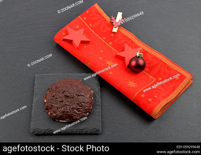 Lebkuchen mit Weihnachtsserviette auf Schiefer - German Lebkuchen with christmas napkin on slate