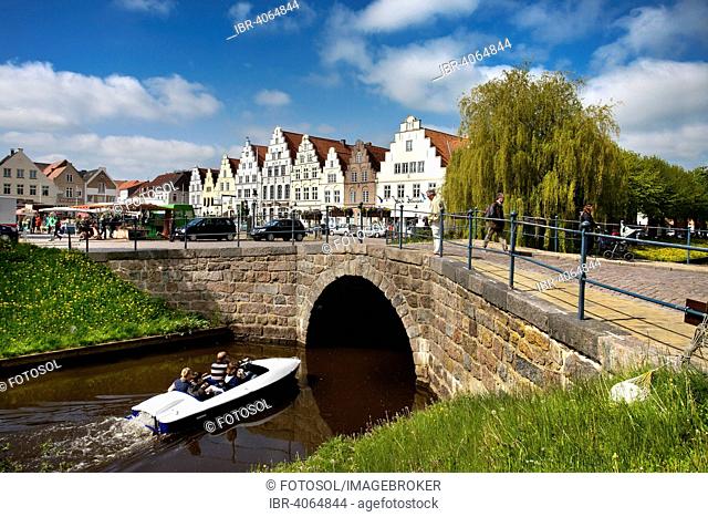 Gabled houses in the market square, canal, Friedrichstadt, North Frisia, Schleswig-Holstein, Germany