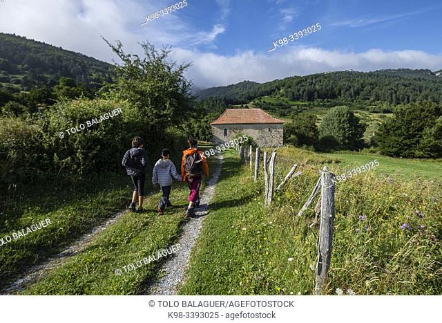 escursionistas frente a la ermita de Arrako, valle de Belagua, Isaba, Navarra, Spain, Europe