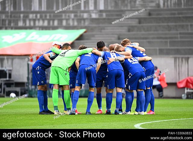 The KSC players in a circle before the game. GES / Football / 2nd Bundesliga: Karlsruher SC - VfB Stuttgart, 14.06.2020 Football / Soccer: 2nd League:...
