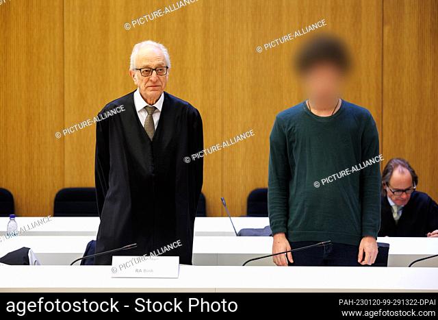20 January 2023, Bavaria, Munich: One of two men charged with murder (r) stands next to his lawyer Gerhard Bink before the start of the trial in the...