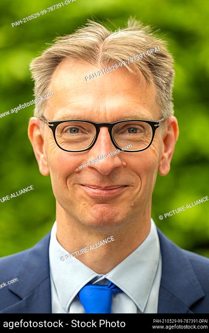 29 May 2021, Lower Saxony, Oldenburg: Daniel Fuhrhop, non-party, smiles on the sidelines of the digital state delegates' conference of Bündnis 90/Die Grünen