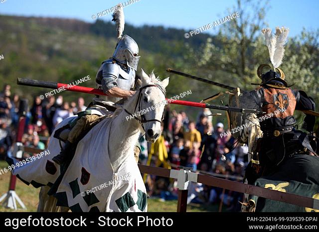 16 April 2022, Rhineland-Palatinate, St. Goarshausen: Knights fight at the jousting tournament on the rock plateau of the Loreley high on horseback
