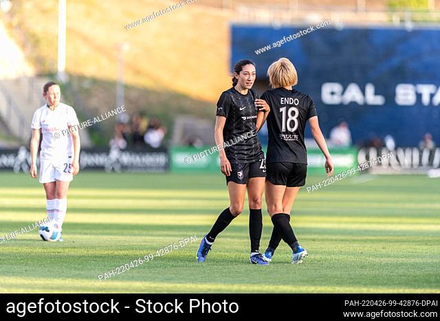 24 April 2022, US, Fullerton: Angels City FC's Christen Press (M) positions himself with Jun Endo (r) for a wall on a free kick