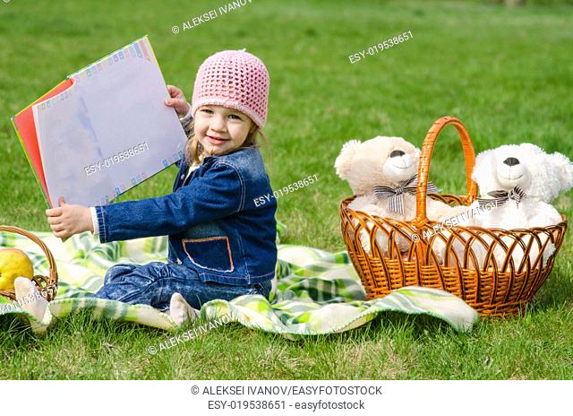 The three-year girl is considering a book on picnic