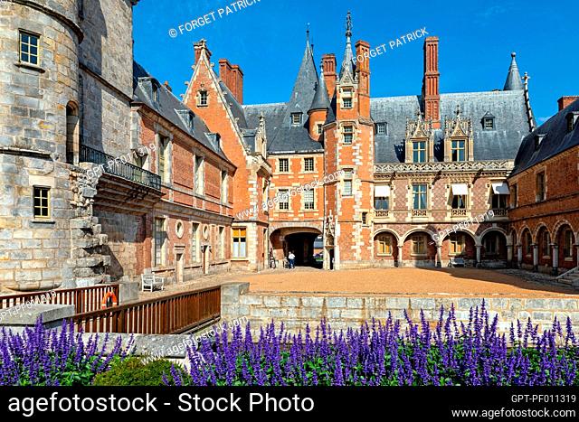 RED BRICK FACADE IN THE INNER COURTYARD OF THE CHATEAU DE MAINTENON, EURE-ET-LOIR (28), FRANCE