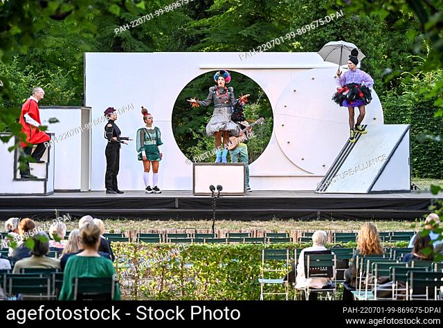 29 June 2022, Brandenburg, Potsdam: The ensemble from Theater Poetenpack performs in a scene of the comedy ""Moliere's Tartuffe"" on stage in the Heckentheater...