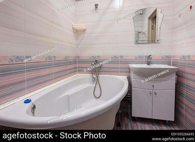 The interior of an ordinary habitable bathroom in the interior of a hotel room