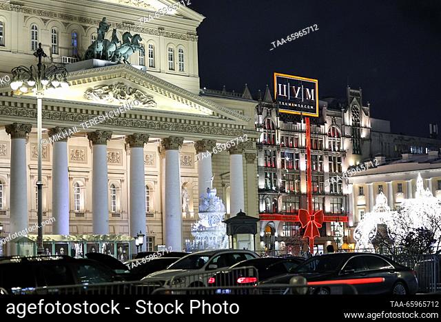 RUSSIA, MOSCOW - 21 de diciembre de 2023: Las luces navideñas iluminan el Teatro Bolshoi y Central Department Store (TsUM). Mikhail Tereshchenko/TASS