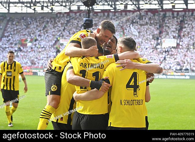 collective goal celebration around Sebastian HALLER (DO). Above: Salih OEZCAN (Borussia Dortmund). jubilation, joy, excitement after goal to 2-0, action