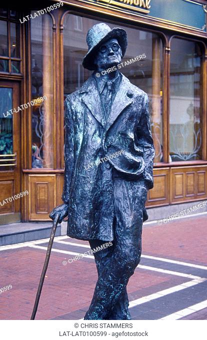 Eire. Cafe Kylemore. Street. Statue of James Joyce, author