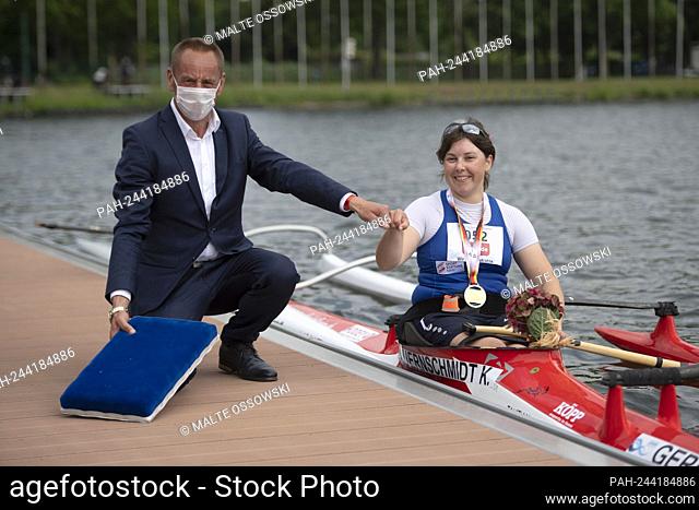 Thomas KONIETZKO, President of the German Canoe Association DKV, congratulates winner Katharina BAUERNSCHMIDT on the German championship, gold medal, winner