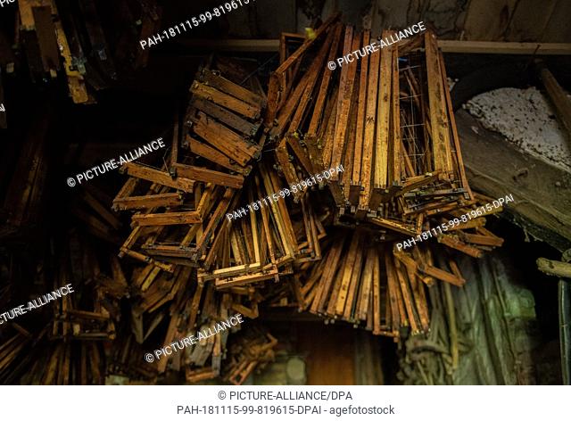 23 August 2018, Mecklenburg-Western Pomerania, Kalkhorst: Frames for the beekeeping hang in a stable on the yard under the ceiling