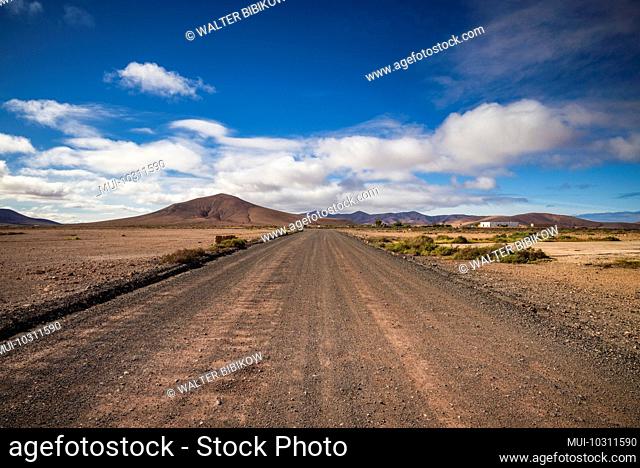 Spain, Canary Islands, Fuerteventura Island, Tindaya, desert road