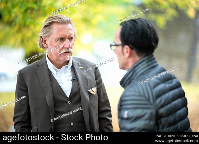13 October 2020, Baden-Wuerttemberg, Villingen-Schwenningen: Buen Nuhiji (r) speaks with his lawyer Ingo Lenßen, lawyer and TV actor