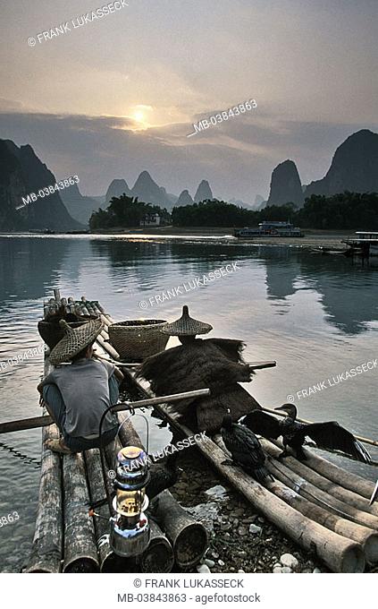 China, Guangxi, Yangshuo, Li Jiang, bamboo-boats, Kormoranfischer, Kormorane, Phalacrocorax carbo, sunset, Asia, Eastern Asia, Li river, waters, shores, man