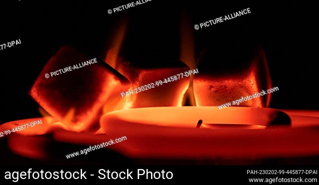 SYMBOL - 01 February 2023, Baden-Württemberg, Rottweil: Glowing shisha charcoal lies on charcoal lighter in an apartment. Photo: Silas Stein/dpa