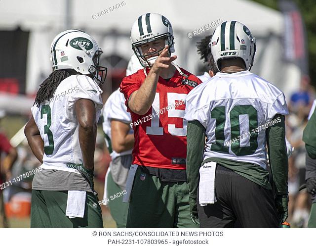 New York Jets quarterback Josh McCown (15), center, discusses a play with New York Jets wide receiver Andre Roberts (3), left