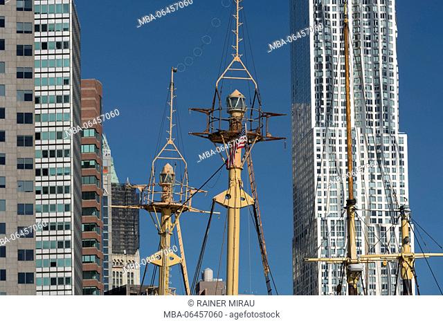 8 Spruce Street skyscraper, ship mast of the South Street Seaport museum, Manhattan, New York city, New York, the USA