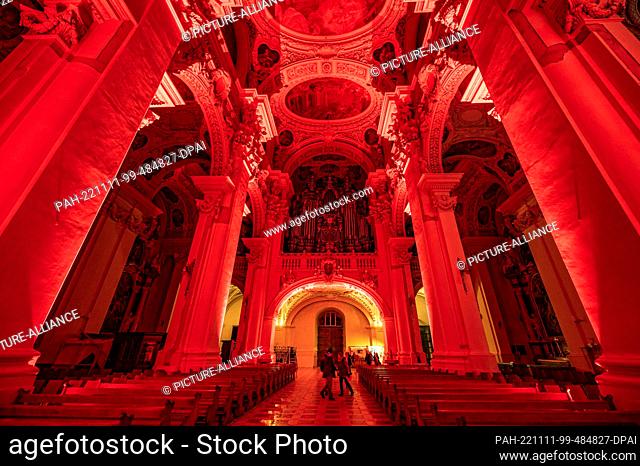 11 November 2022, Bavaria, Passau: The interior of St. Stephen's Cathedral is illuminated in red. In solidarity with persecuted Christians