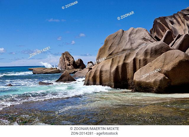 Der einsame Strand von Grand Anse mit den typischen Granitfelden von La Digue, , Insel La Digue, Seychellen, Indischer Ozean, Afrika