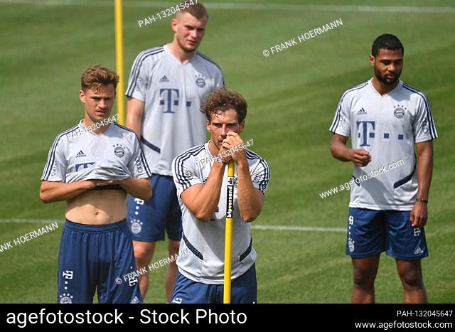 Leon GORETZKA (FC Bayern Munich) leans against a bar-hi.v.li:Joshua KIMMICH (FC Bayern Munich), Lars Lukas MAI (FCB), Serge GNABRY (FC Bayern Munich)