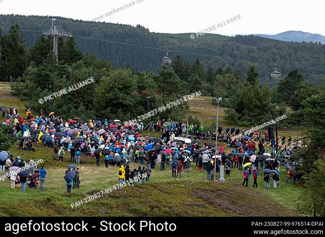 27 August 2023, Hesse, Willingen: Believers take part in the traditional Willingen Alphorn Mass on the Ettelsberg. Photo: Swen Pförtner/dpa