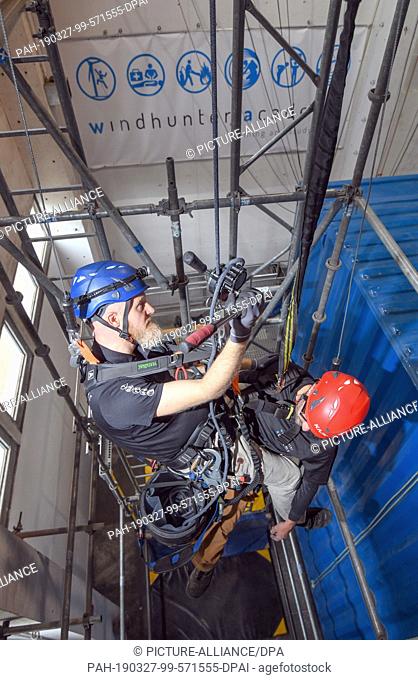 25 March 2019, Brandenburg, Bernau: Marc Fechner (l) and Martin Sommer, both industrial climbers and trainers at Windhunter Academy GmbH