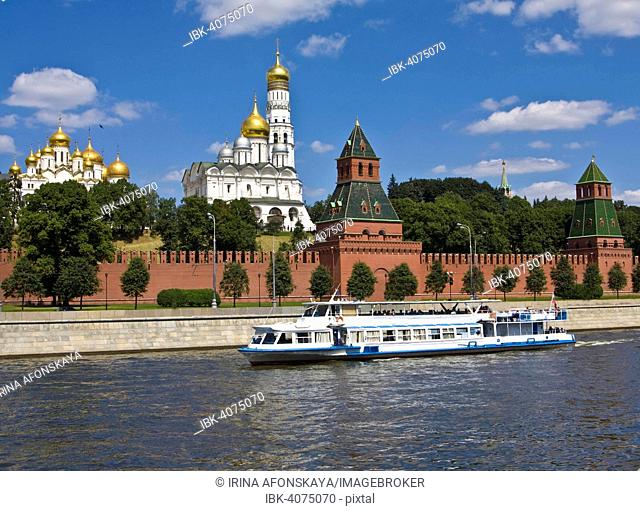 Moscow Kremlin with Cathedral of the Dormition, Cathedral of the Archangel and bell tower of Ivan the Great, Moskva river, Moscow, Russia