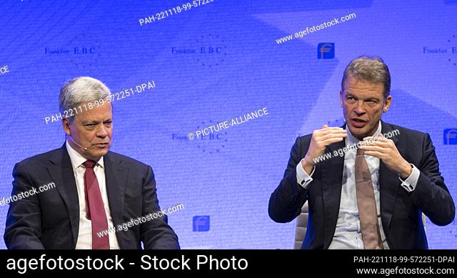 18 November 2022, Hessen, Frankfurt/Main: Christian Sewing, CEO of Deutsche Bank (r) and Commerzbank CEO Manfred Knof during a panel at the congress in the Alte...