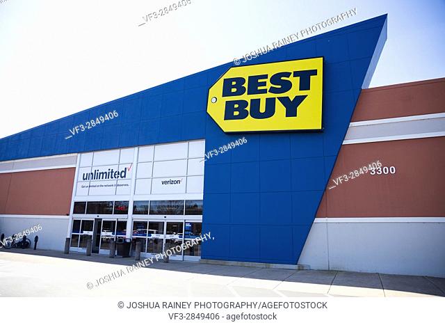 SPRINGFIELD, OR - MARCH 31, 2017: Retail storefront and sign for Best Buy at the Gateway Mall in Springfield Oregon