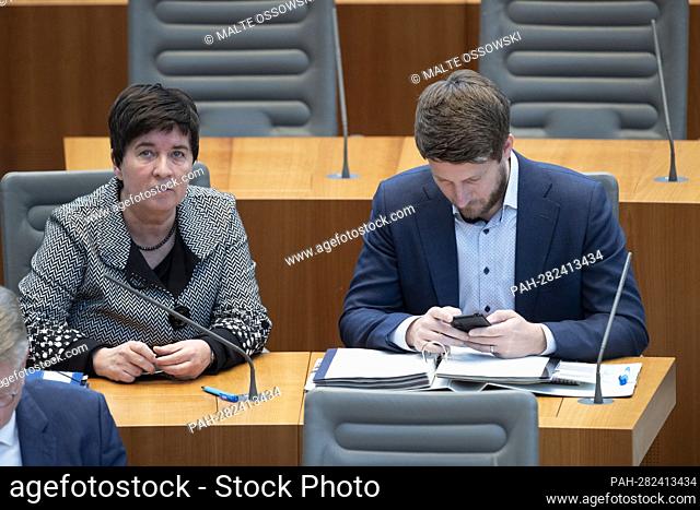left to right Gabriele WALGER-DEMOLSKY, AfD parliamentary group, Dr. Martin VINCENTZ, AfD parliamentary group, TOP 1: defend democracy, offer protection