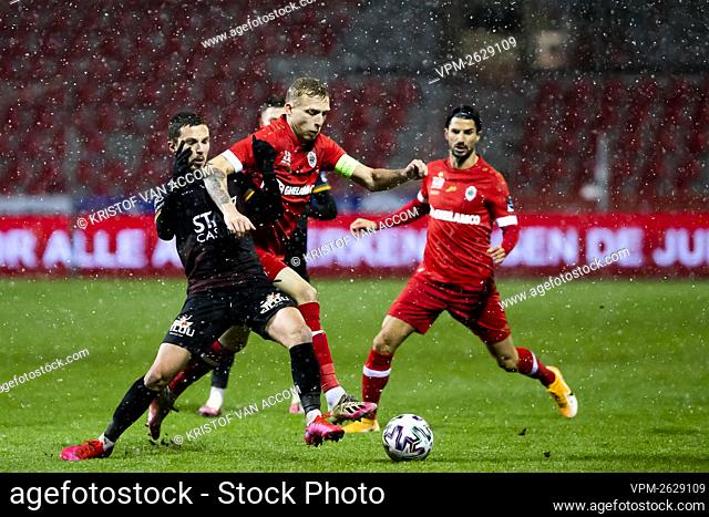 Oostende's Maxime D'Arpino and Antwerp's Ritchie De Laet pictured during a soccer match between Royal Antwerp FC and KV Oostende