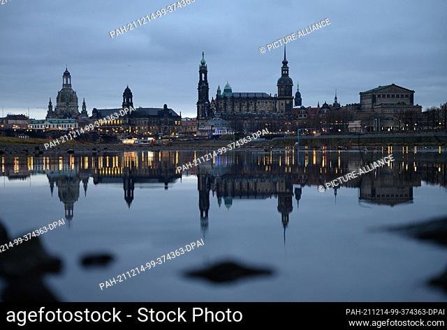14 December 2021, Saxony, Dresden: The historic Old Town with the dome of the Academy of Arts (l-r), the Frauenkirche, the Ständehaus, the Hofkirche