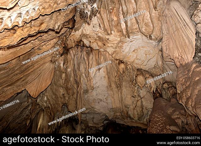 Kalkspat Ablagerungen, Späleotheme, in einer Tropfsteinhöhle, Lang Höhle, Gunung Mulu Nationalpark, Sarawak, Borneo, Malaysia / Calcite deposits, speleothems