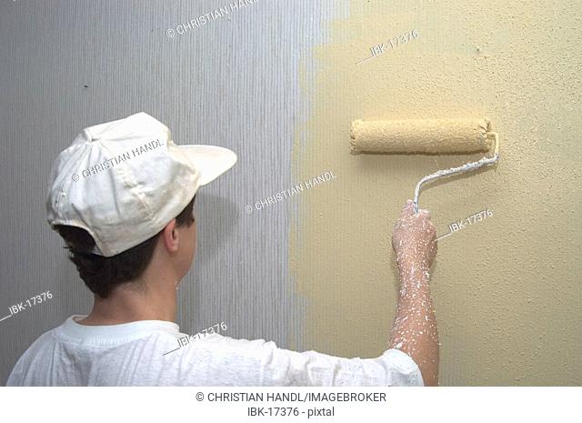 Women paints a wall