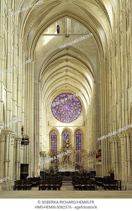 France, Aisne, Laon, cathedral Notre Dame built between 1150 and 1180, interior and rosace