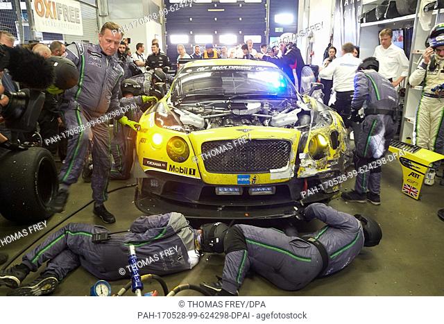The Bentley of the Team Abt is being repared in the pit after an accident with Christopher BrÃ¼ck (Germany), Christian Menzel (Germany)